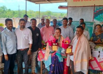 Distribution_of_educational_material_by_Nirmala_XI_team