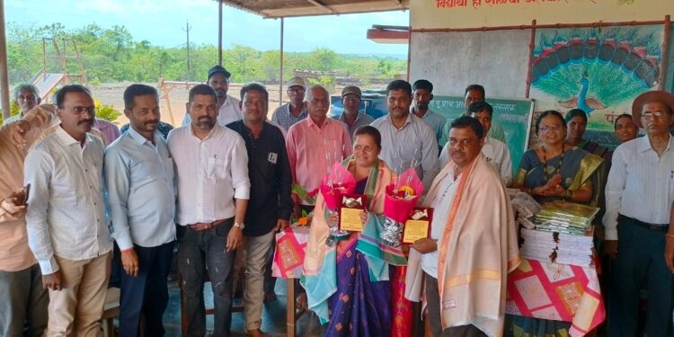 Distribution_of_educational_material_by_Nirmala_XI_team