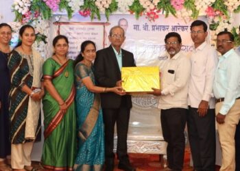 Gift_of_projector_to_Prabhakar_Arekar_on_his_birthday