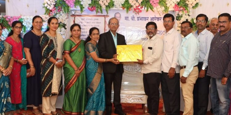 Gift_of_projector_to_Prabhakar_Arekar_on_his_birthday