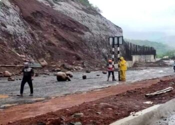 Stones came on the highway in Parashuram Ghat