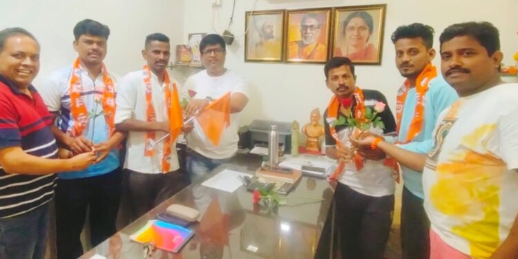Neeraj Bagkar joins Shiv Sena