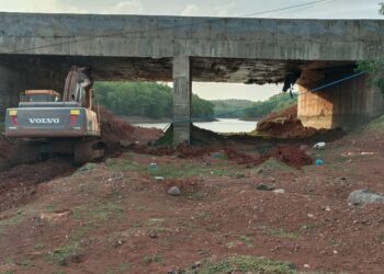 Water got blocked due to soil under Modka Aagar bridge