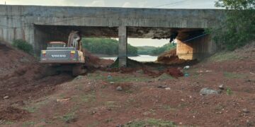 Water got blocked due to soil under Modka Aagar bridge