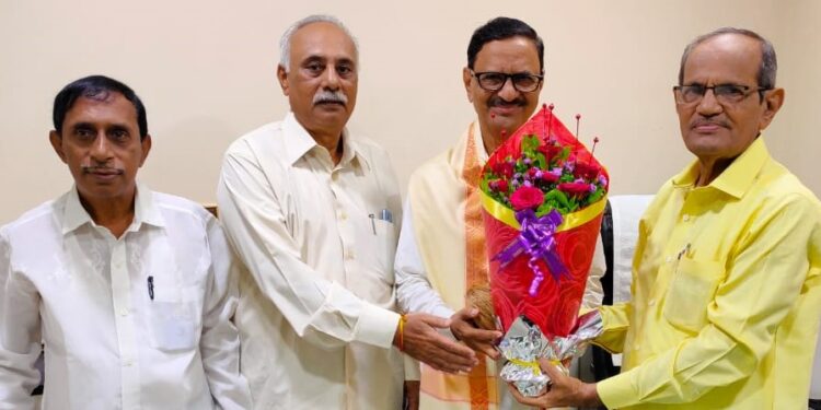 Surve felicitated by Samarth Bhandari Credit Institution