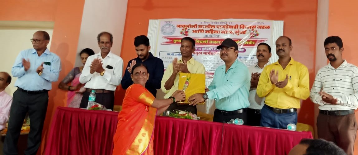 Honoring students by Pagdevadi Mumbai Board