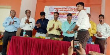 Honoring students by Pagdevadi Mumbai Board