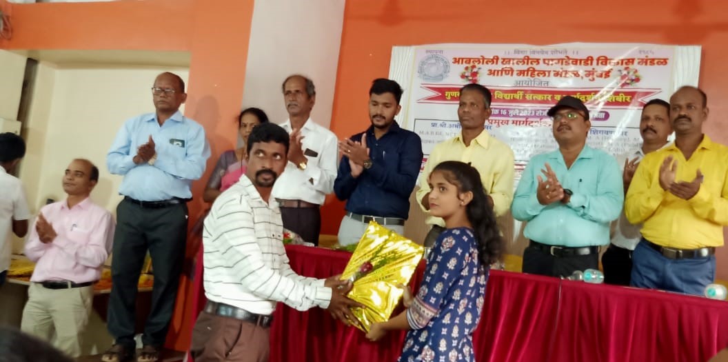 Honoring students by Pagdevadi Mumbai Board