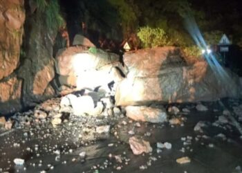 Traffic stopped due to landslide in Ambenli Ghat