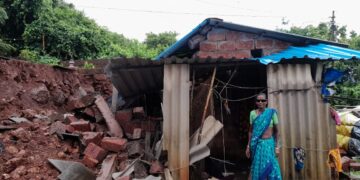 साखरी बुद्रुकला वादळाचा तडाखा