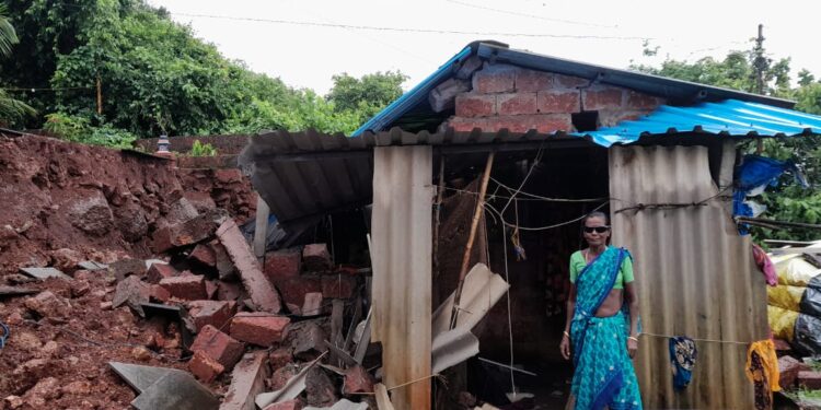 साखरी बुद्रुकला वादळाचा तडाखा