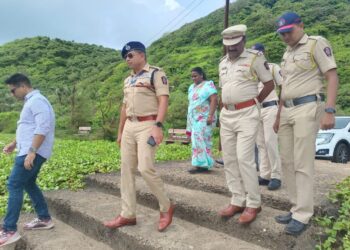 Drugs Found Again? : On Friday (23rd), Ratnagiri Collector Devender Singh and Superintendent of Police Dhananjay Kulkarni visited the beaches