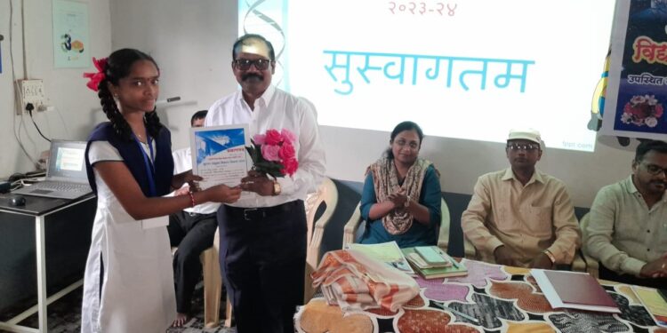 Elocution Competition 1st winner Prize Veda Ghade