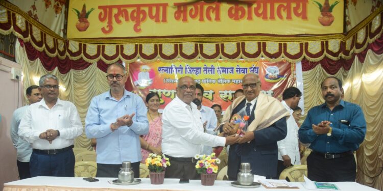 Meritorious felicitated by Teli Samaj Seva Sangh