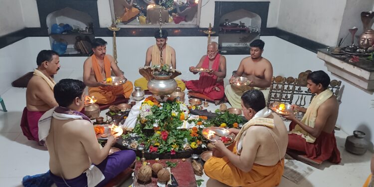 Abhishek to Vyadeshwar by Shiv Sainiks