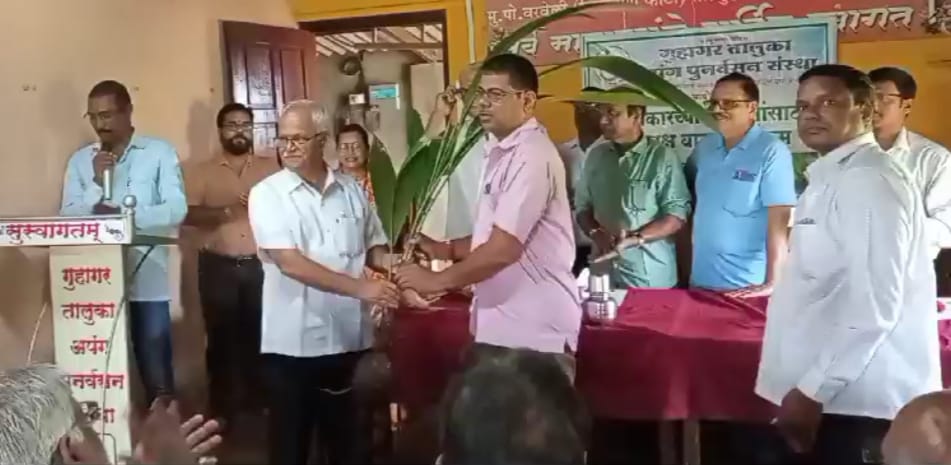 Distribution of free fruit trees to the disabled
