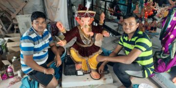 Sculptors clothed the Ganesha idol