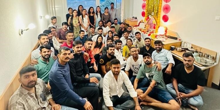 Adoration of Bappa across Satasamudra