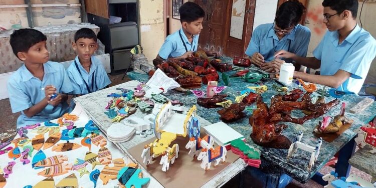 मूकबधिर विद्यार्थ्यांचा बोलका कलाविष्कार