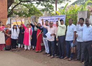 Protest in front of the collector office