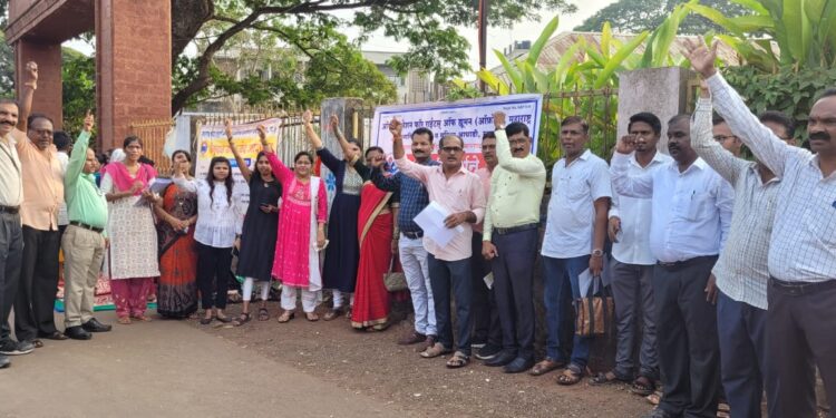 Protest in front of the collector office