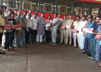 Distribution of snacks to ST employees by MNS