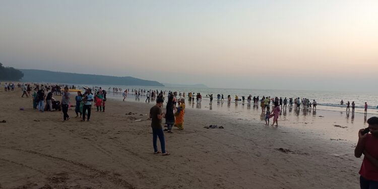 Stormy rush of tourists in Guhagar