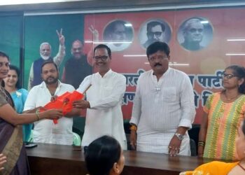 Bal Mane honored Asha Sevika