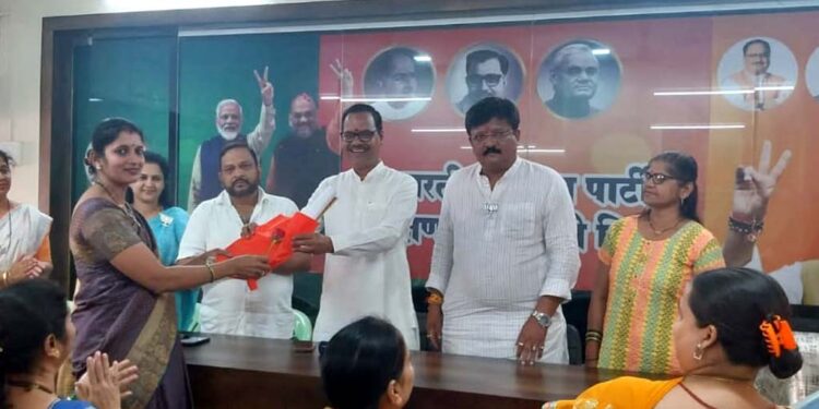 Bal Mane honored Asha Sevika