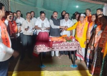 Shiv Sena Thackeray party workers from Shinde group join