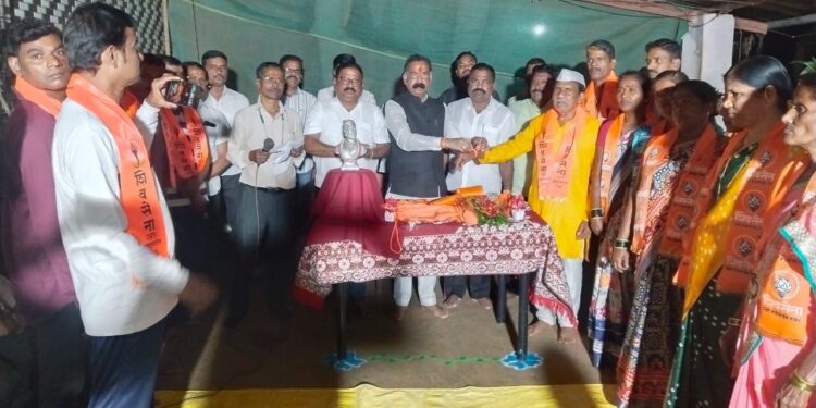 Shiv Sena Thackeray party workers from Shinde group join