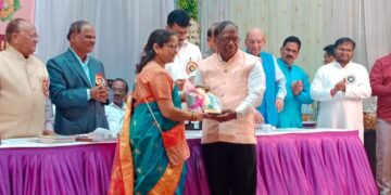 Vaishiratna Award to Shrikrishna Belwalkar
