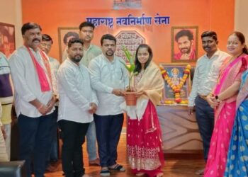 Aarya Sansare felicitated by MNS