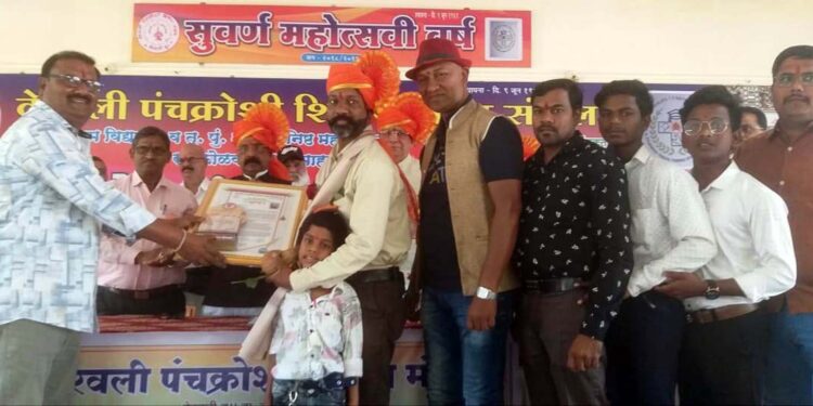 'Art Gaurav' award to Sunil Bendkhale