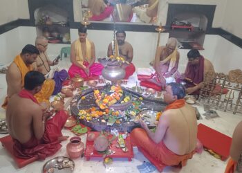 Crowd of devotees to see Vyadeshwar