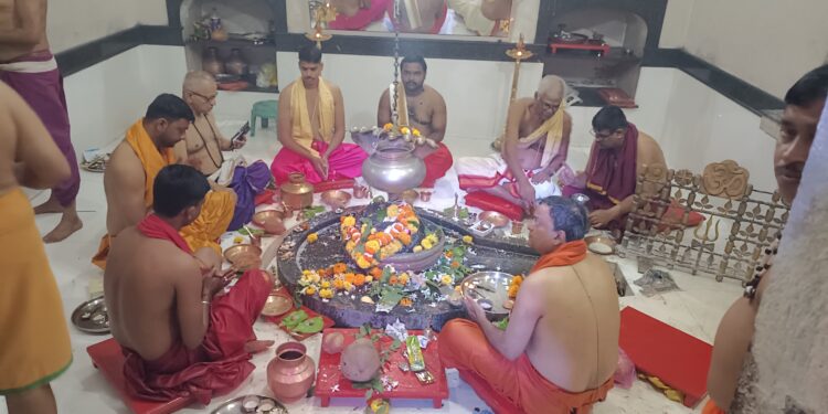 Crowd of devotees to see Vyadeshwar