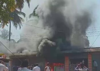 अंजनवेल येथे आगीत दुकान भस्मसात