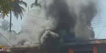 अंजनवेल येथे आगीत दुकान भस्मसात