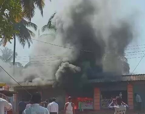अंजनवेल येथे आगीत दुकान भस्मसात