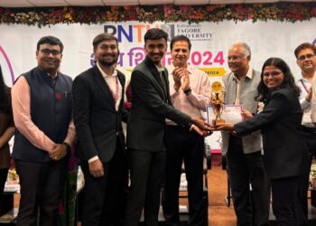 ऐश्वर्या विचारे हिला शोधनिबंध पुरस्कार
