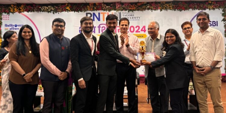 ऐश्वर्या विचारे हिला शोधनिबंध पुरस्कार