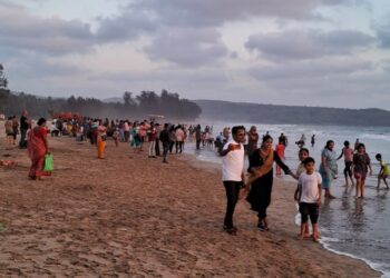 Crowd of tourists in Guhagar