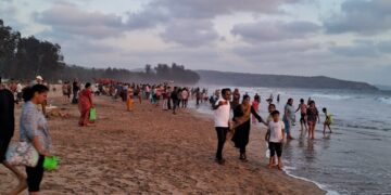 Crowd of tourists in Guhagar