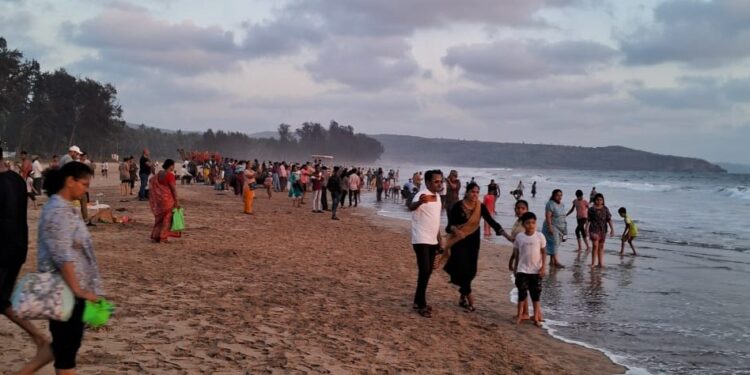 Crowd of tourists in Guhagar