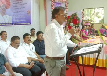 Nursing Officer Sandhya Khaire retired