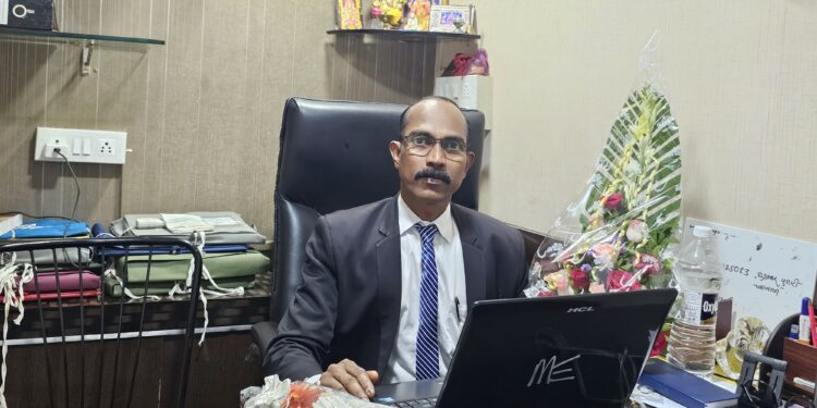 शिवसेना सचिव संतोष आग्रे एल एल बी परीक्षा उत्तीर्ण