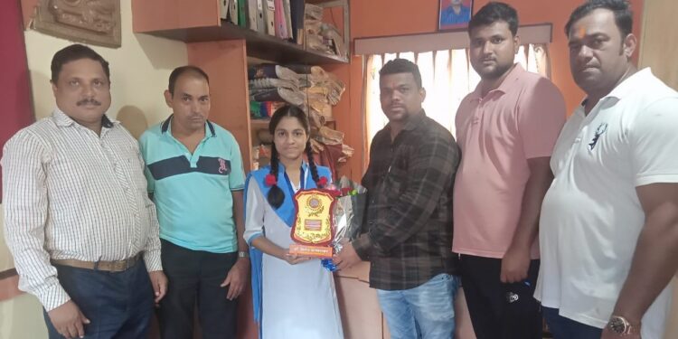 Arya Goythale felicitated by MNS