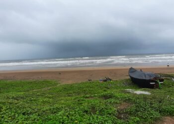 Boat sank on Guhagar beach