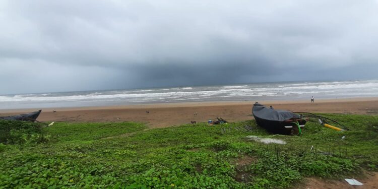 Boat sank on Guhagar beach