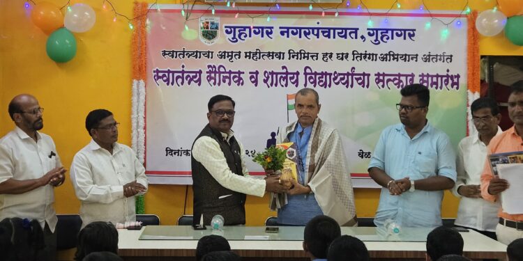 Ex-servicemen and students felicitated by the city panchayat